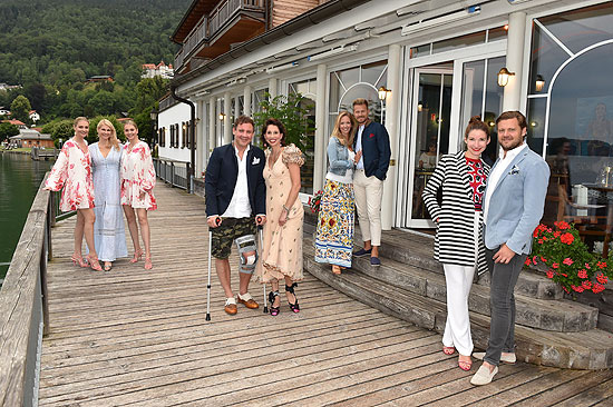 Julia Meise und Nina Meise (Meise Zwillinge) mit Natascha Gr√&ordm;n, Lola Paltinger und Andi (Andreas) Meister, Sophie Wepper und Mann David Meister, Gregor Teicher und Frau Stephanie, Natascha Gr√&ordm;n und Freund Param Multani  Soft Opening des neuen Clubhaus Bachmair Weissach und Spa Wochenende im Bachmair Weissach Resort & Spa  in Tegernsee am 18.07.2020 Photo: BrauerPhotos / G.Nitschke